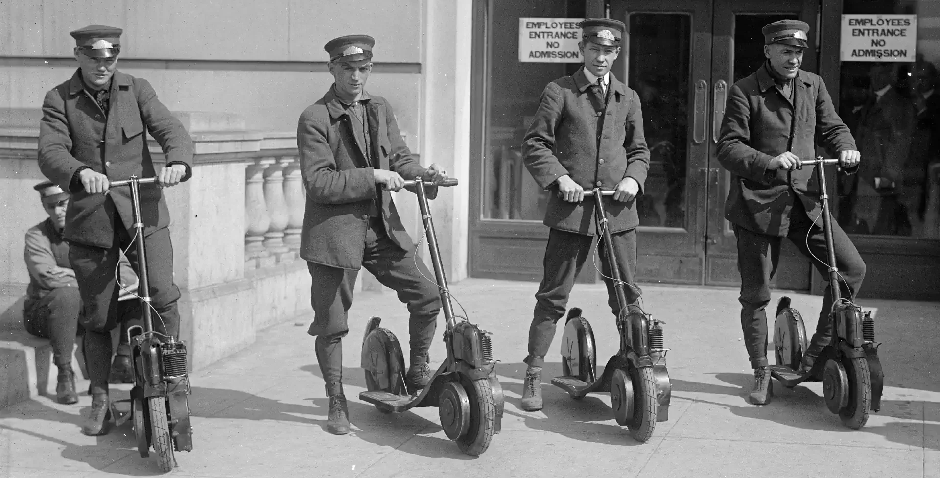 Postboten auf Autoped-Rollern