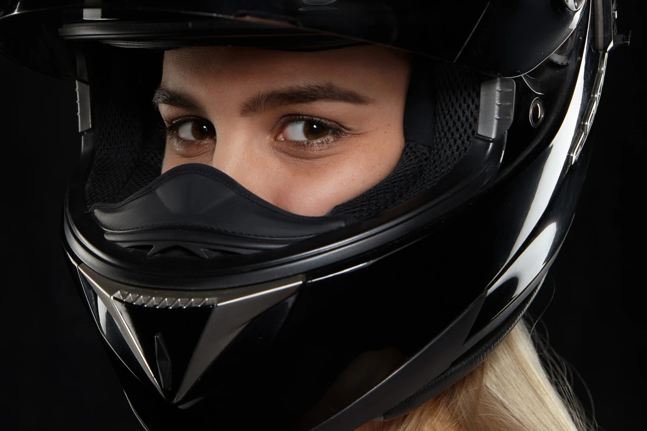The manufacture of a motorcycle helmet alone uses up 7.5 litres of crude oil – 600 times more than any human is entitled to. For the wearers of those helmets this is, of course, only the very beginning of their oil consumption. (Photo: karlyukav - Freepik.com) A woman in a black motorcycle helmet